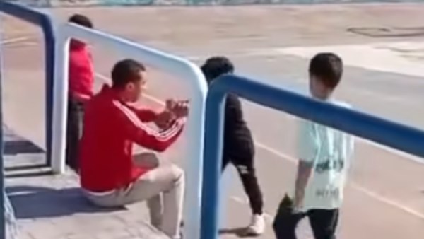لحظة اعتداء الأب على أبنه 
