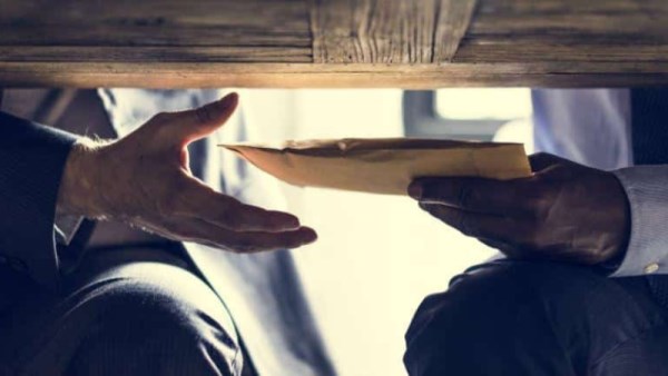 عقوبة قبول الموظف للرشوة 