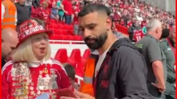 محمد صلاح مع مشجعة ليفربول