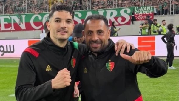  ياسر رضوان يحتفل بلقب الدوري الجزائري