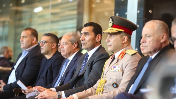 كبير الياوران ووزير الرياضة يتابعان نهائي كأس مصر