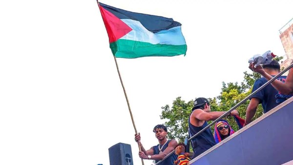 لامين يامال يرفع علم فلسطين