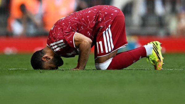 محمد صلاح يسجد