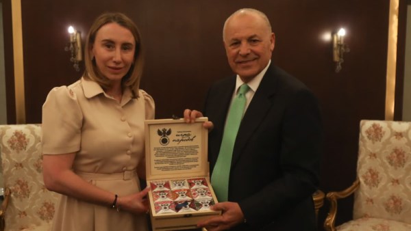 أبو ريدة مع رئيسة بعثة منتخب روسيا