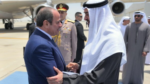 الشيخ محمد بن زايد في استقبال الرئيس السيسي