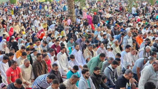 صلاة المرأة بجوار الرجل