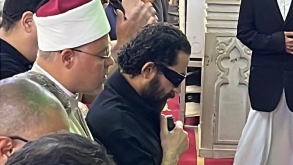 أحمد حلمي من جنازة والدته 