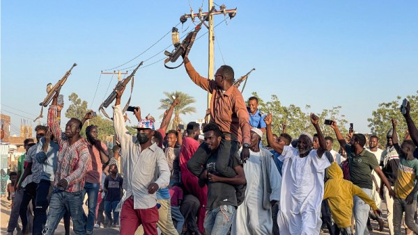 بالأسماء، 13 إماراتيًا يحاكمون بتهمة تهريب أسلحة لـ السودان