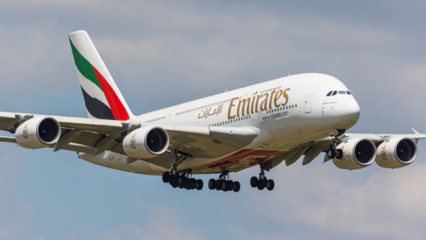 طيران الإمارات تستأنف تشغيل الرحلات بين بطرسبورج ودبي