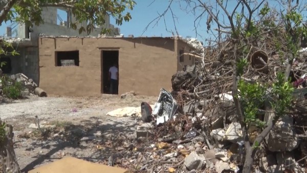 "طوبة طوبة".. فلسطيني يعيد بناء منزله من الطين والأنقاض داخل غزة