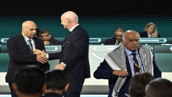 رئيس الفيفا جياني إنفانتينو يفشل في مصافحة مندوبي فلسطين وإسرائيل 