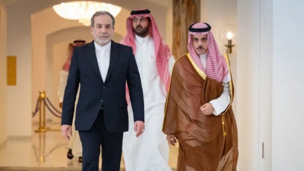 وزير الخارجية السعودي يجري اتصالاً هاتفياً مع نظيره الإيراني
