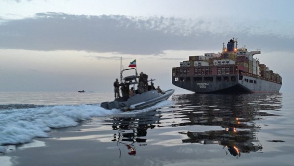 مضيق هرمز يجبر العالم على ترشيد الطاقة