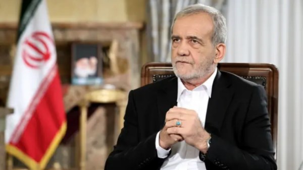 الرئيس بيزشكيان يعلن لقائه مؤخرًا بالمرشد الإيراني مجتبى خامنئي