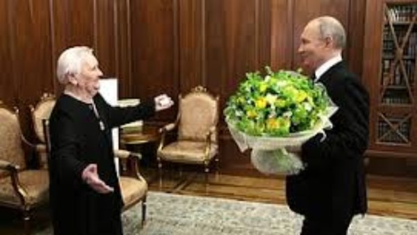 الرئيس الروسي بوتين يقود سيارته مع معلمته فيرا جوريفيتش
