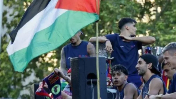 لامين يامال يلوح بعلم فلسطين خلال احتفالات برشلونة بالفوز باللقب