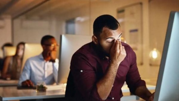 دراسة تؤكد: مخاطر الجلوس فترات طويلة.. الرياضة والمشي لا تحل المشكلة