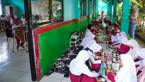 إصابة 200 طالب إندونيسي بالتسمم بعد تناول وجبات غذائية مجانية