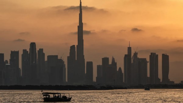 الحرب الإيرانية: صناعة الشحن تغادر دبي وتتجه إلى اليونان (تفاصيل)