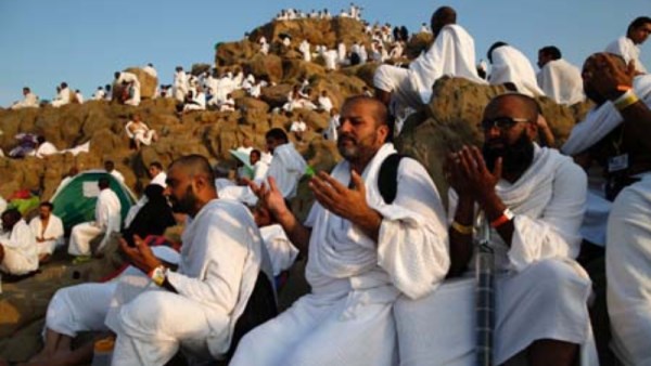 وقوف الحجاج على جبل عرفات