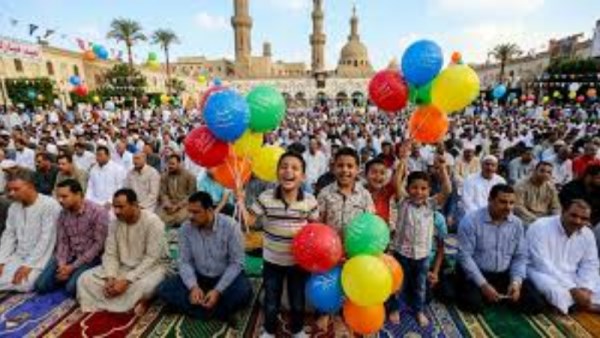 شهدت المساجد والساحات الشعبية بمختلف محافظات الجمهورية، صباح اليوم الأربعاء، زحامًا وإقبالًا كثيفًا من المواطنين لأداء صلاة عيد الأضحى المبارك