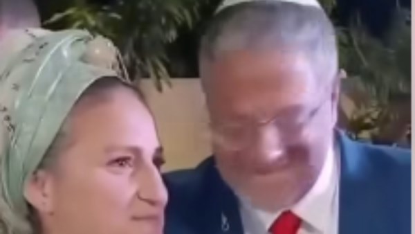 ايتمار بن غفيديو بن غفير يشرب الخمر احتفالا بإقرار قانون إعدام الأسرى الفلسطينيينللمرة الثالثة هذا الأسبوع.. بن غفير يقتحم بلدة "ترابين"فير وزوجته أيالا 