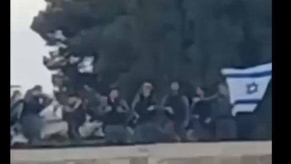 رفع العلم الإسرائيلي في الرواق الغربي 
