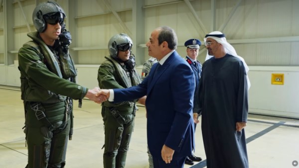 الرئيس السيسي يتفقد مفرزة من المقاتلات المصرية بالإمارات 
