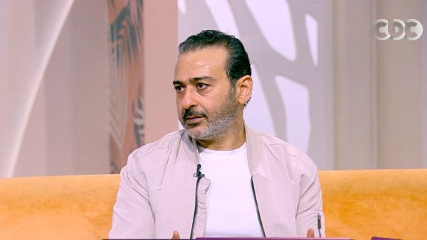 الفنان أحمد عزمي خلال لقائه ببرنامج الستات ميعرفوش يكدبوا