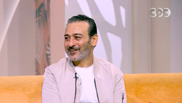 الفنان أحمد عزمي خلال لقائه ببرنامج الستات ميعرفوش يكدبوا