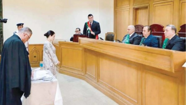 المتهمة أمام المحكمة 