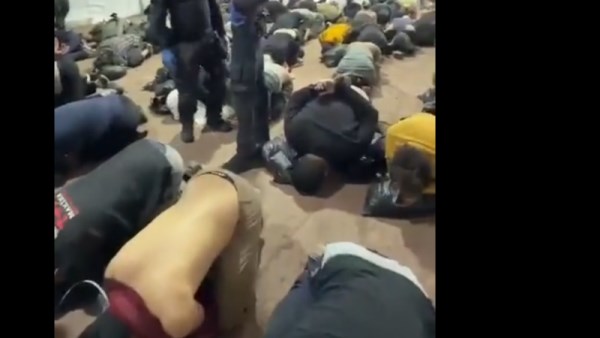 جانب من اعتقال الناشطون من أسطول الصمود  أثناء التعرض للإهانة داخل ميناء أشدود