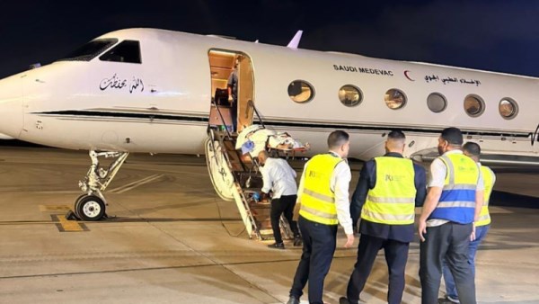 لحظة إخلاء موانطون سعوديين من مطار القاهرة لإستكمال العلاج بالمملكة العربية السعودية