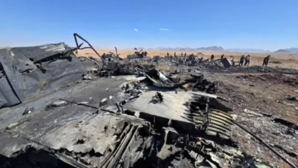 بقايا المقاتلة الأمريكية التي سقطت في إيران