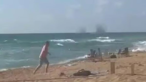 جانب من نزول الصاروخ بالبحر وهرولة اليهود من الشواطيء 