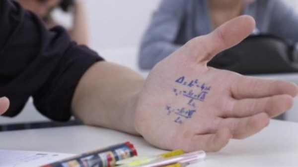 ضبط طالب أولى ثانوي بهاتف داخل الحمام