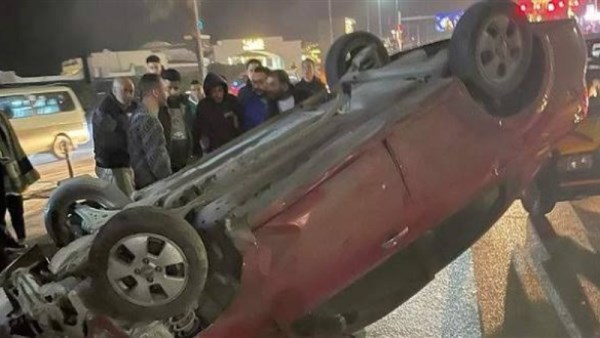انقلاب ميكروباص أعلى كوبري سيدي جابر بعد اصطدامه بسيارتين في الإسكندرية