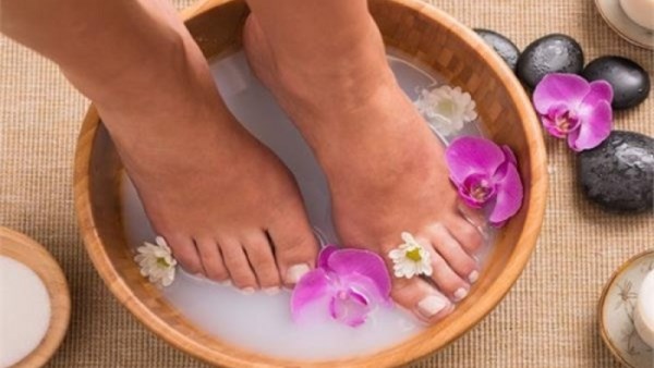 7 خطوات لعمل الباديكير في المنزل للعناية بالقدمين   