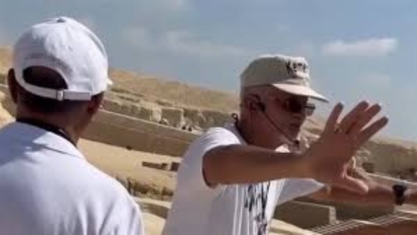 أجنبي في منطقة الأهرام