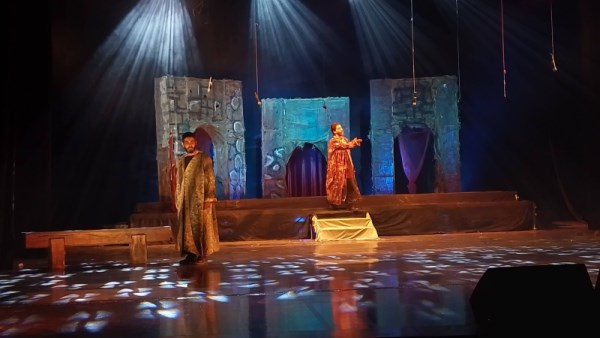 عرض مسرحي