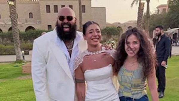 البلوجر محمد عبد العاطي وزوجته 