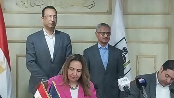 جانب من التوقيع 