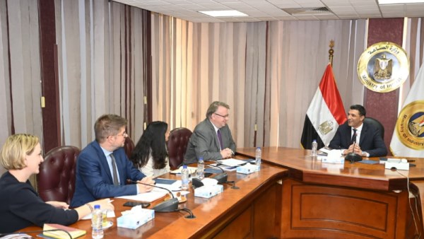 وزير الصناعه 