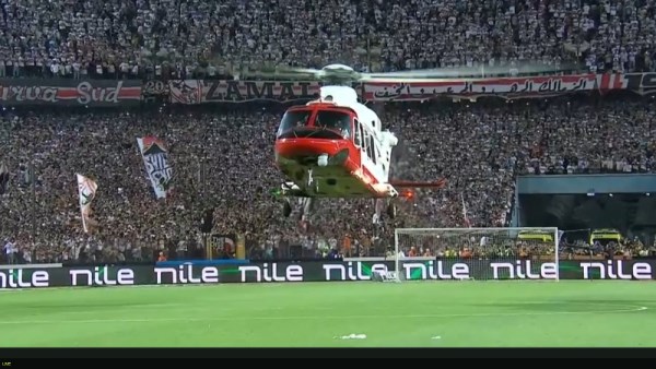  الطائرة الهليكوبتر التي تحمل درع بطولة الدوري المصري