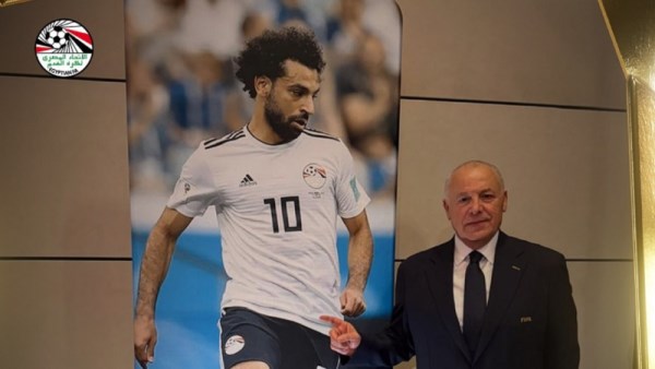 هاني أبو ريدة بجانب صورة صلاح