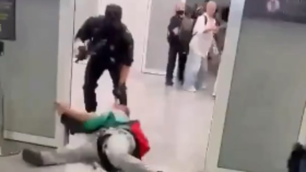 شرطة إسبانيا مع أحد النشطاء