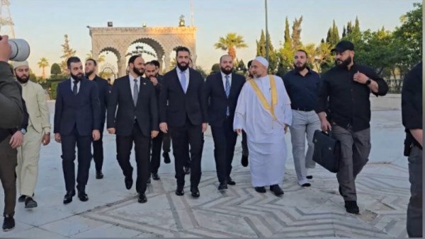 حقائب "باليستية" تحيط بأحمد الشرع خلال صلاة العيد في حلب 