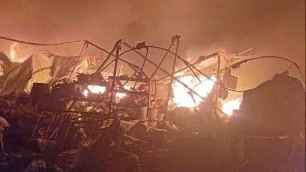 غارة إسرائيلية تحرق عددا من خيام النازحين في خان يونس بجنوب غزة  
