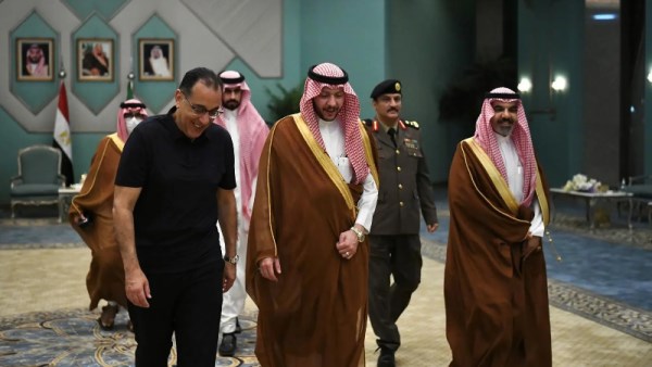 رئيس الوزراء يغادر المدينة المنورة بعد زيارته للمسجد النبوي 