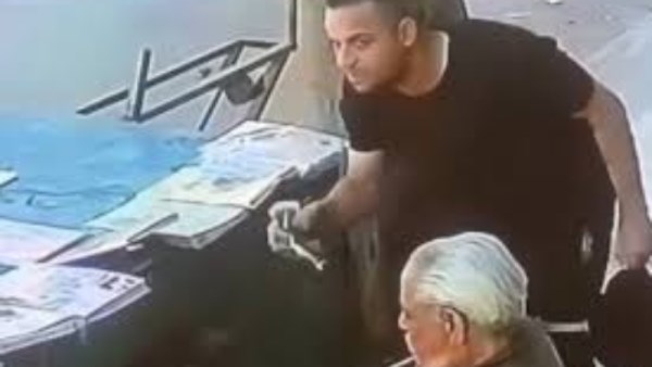 «بنتي بتقولي أنت شحات».. دموع بائع جرائد حلوان تكشف قسوة العقوق ونكران الجميل